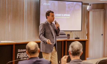 Henrique Bueno em palestra
